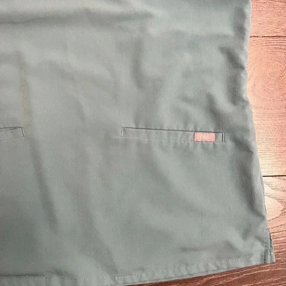 Figs Scrubs Casma Three-Pocket Scrub Top™ - Picture 4 of 6